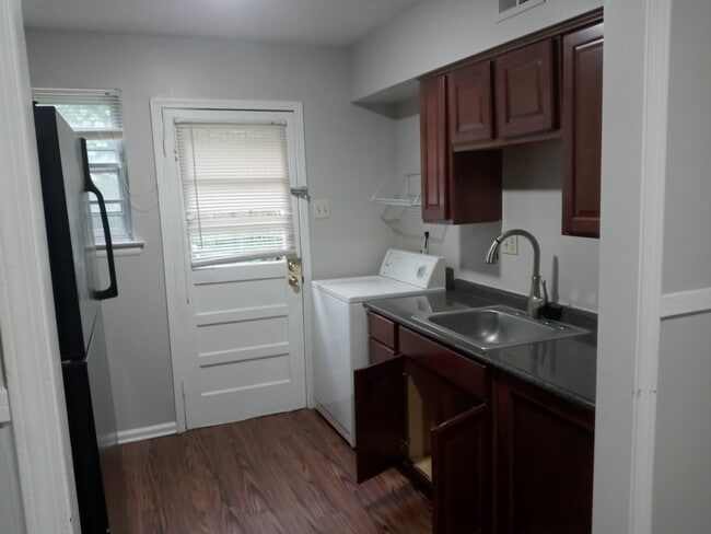 Photo - 687 Dickinson St