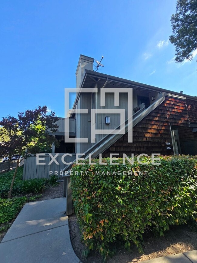 Building Photo - 1/1 Condo with Vaulted Ceilings, Community Pool, Parking, Fireplace and Updated Throughout!
