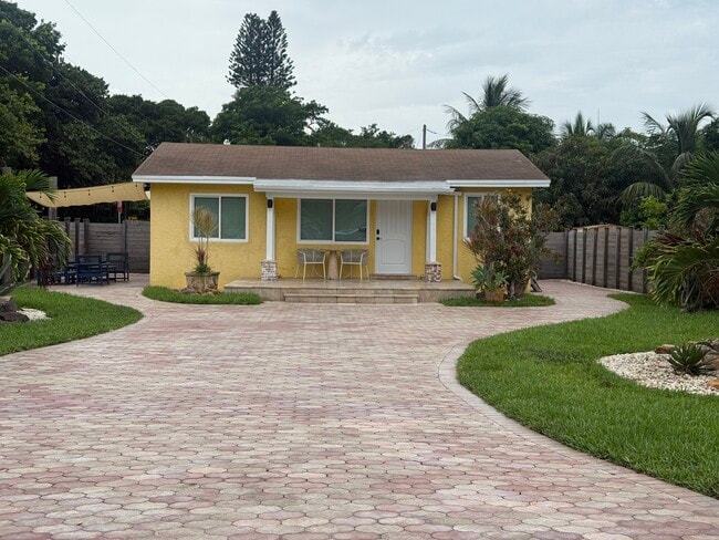Building Photo - 18 NW 12th Ave Rental
