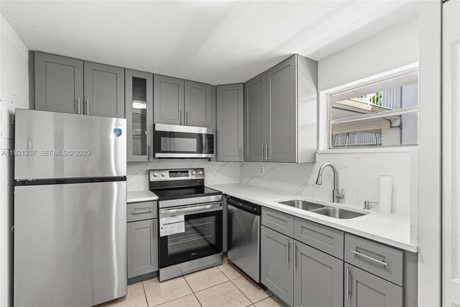 Building Photo - 4215 N University Dr Unit 203