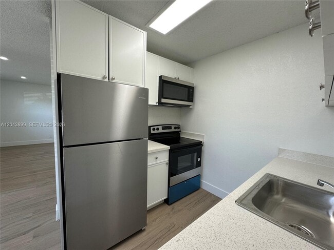 Photo - 899 NE 15th St