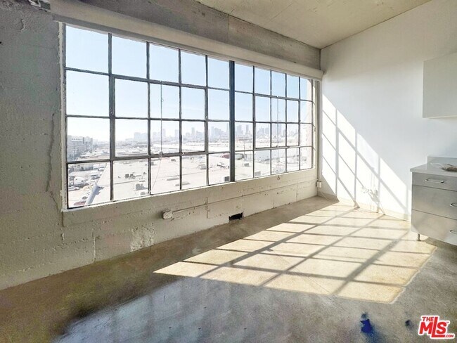 Photo - 1855 Industrial St Unidad 611