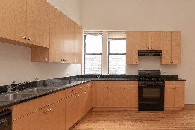 Photo - 1260 N Greenview Ave Unit R2