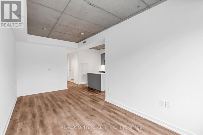 Photo - 115 Larchmount Ave Unit 404