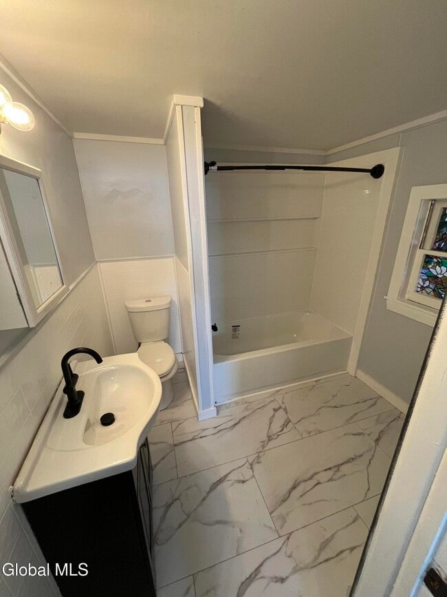 Photo - 715 Hudson Ave Unidad D