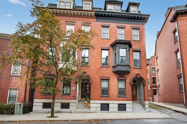 Building Photo - 20 Harvard St Unit 2