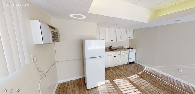 Building Photo - 2036 Riverdale St Unit 5 Rental