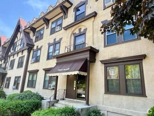 Building Photo - 1726 Commonwealth Ave Unit 2 Rental