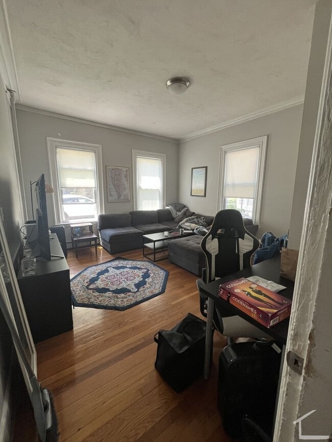 Building Photo - Spacious Brighton 4 Bed Available 9/1/2026