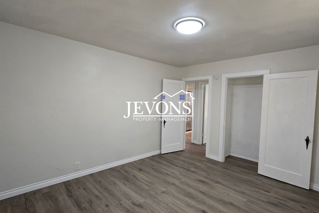Photo - 419 W 3rd St