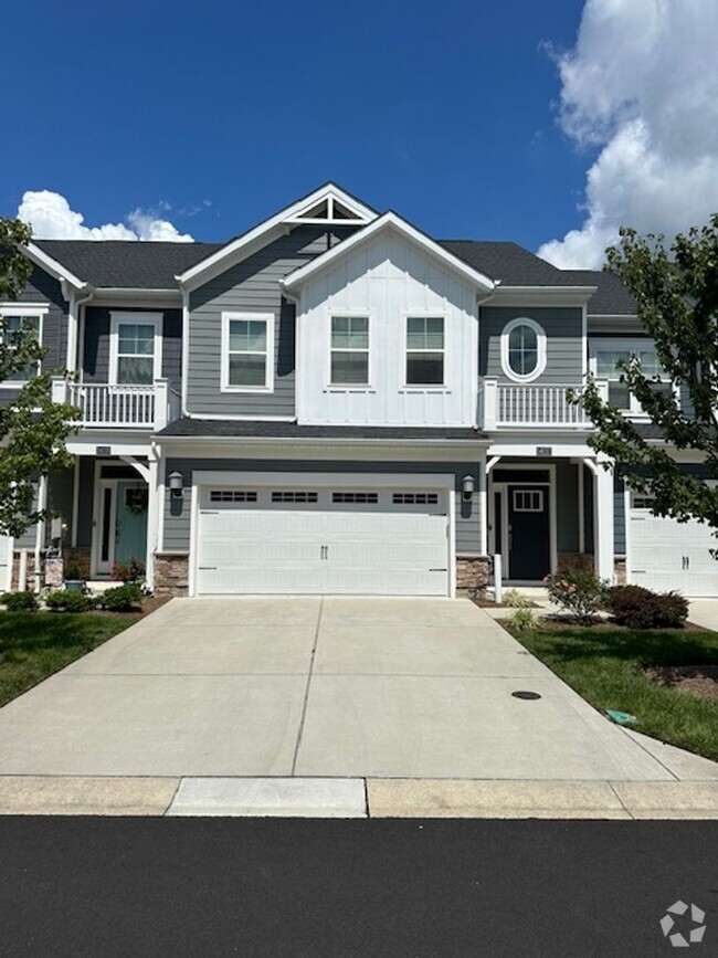 Building Photo - Townhouse in The Peninsula