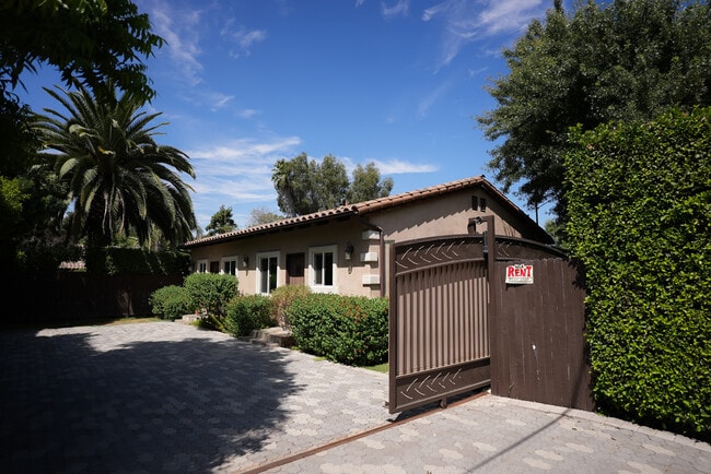 Building Photo - 19617 Oxnard St Rental