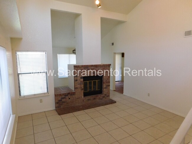 Photo - Spacious 4bd/2.5ba House with 2 Car Garage