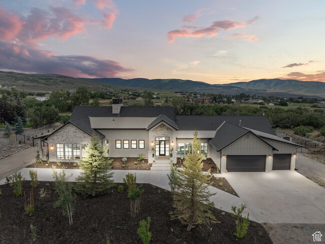 Building Photo - 5240 E Lake Creek Rd