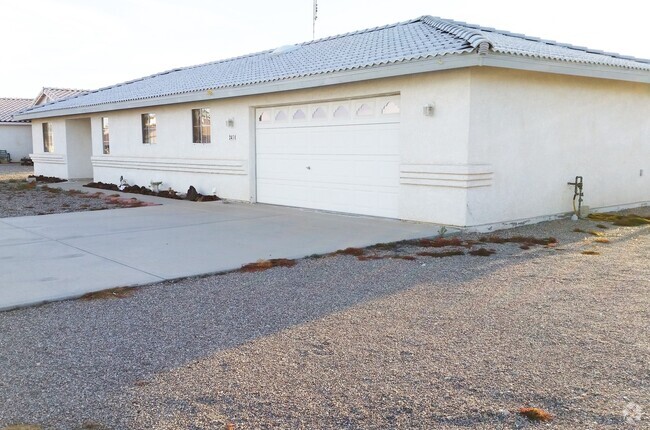 Building Photo - 3 Bedroom, 2 Bath, 2 Car Garage Rental