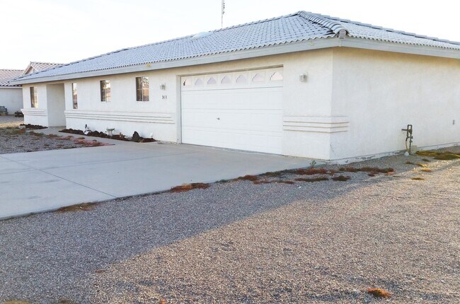Building Photo - 3 Bedroom, 2 Bath, 2 Car Garage Rental