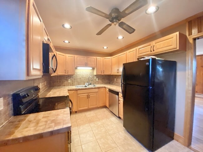 795 Bloom Rd Unit 201