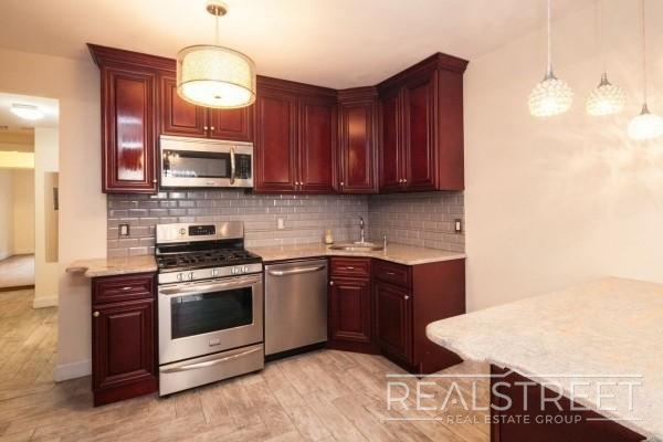 Magnirficent 2 BED in Historic Brownstone w/ Garden & W/D in unit!