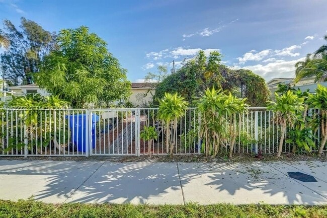 Building Photo - 22XX SW 42nd Way Unit C