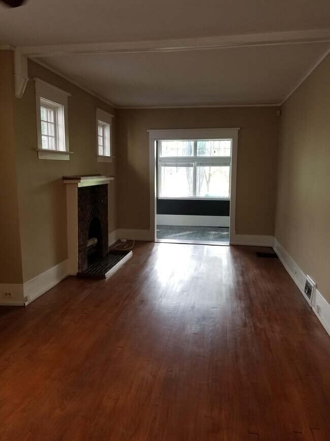 Photo - 2166 Athol St