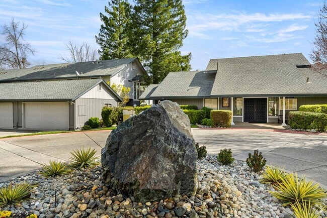 Building Photo - Beautiful 3-bedroom, 3-bathroom townhome  ...