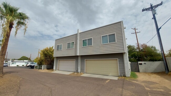 Building Photo - 1728 E Ocotillo Rd
