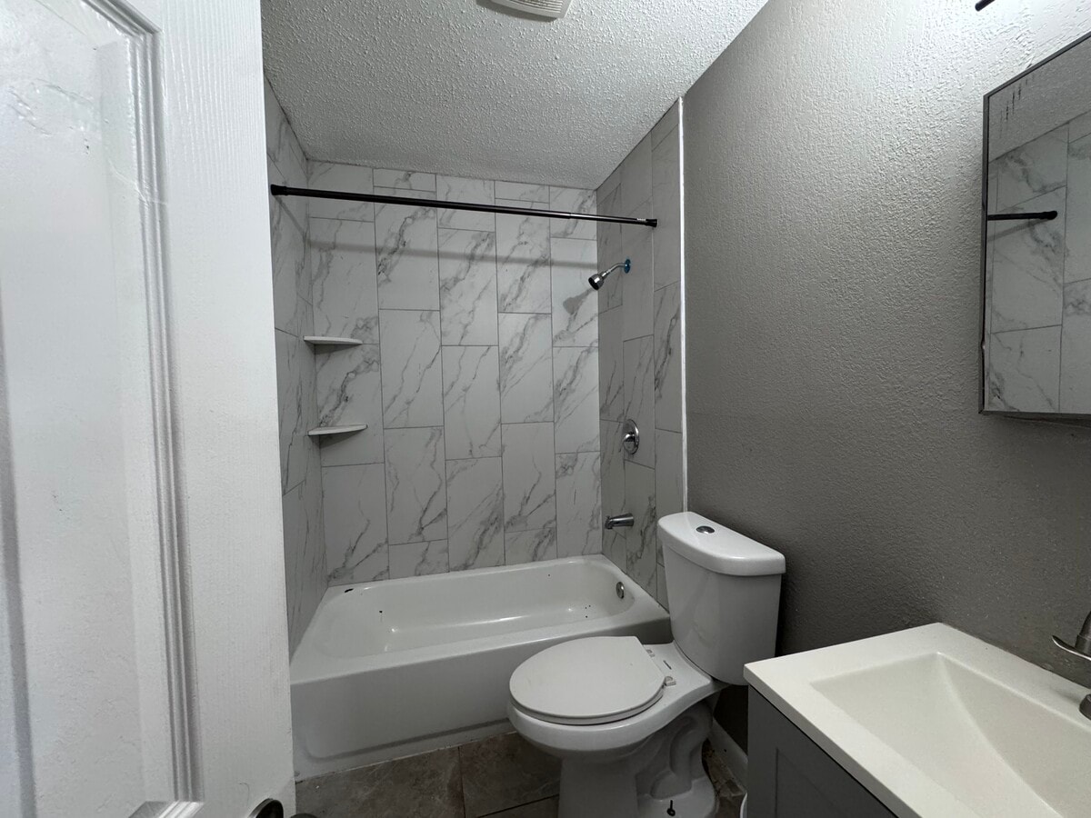 Photo - 1305 W 48th St Unit B