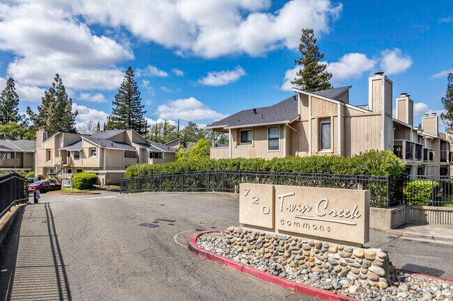 Entrada del edificio - Twin Creek Commons