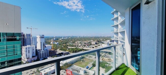 Building Photo - 185 SW 7th St Unit 2808 Rental