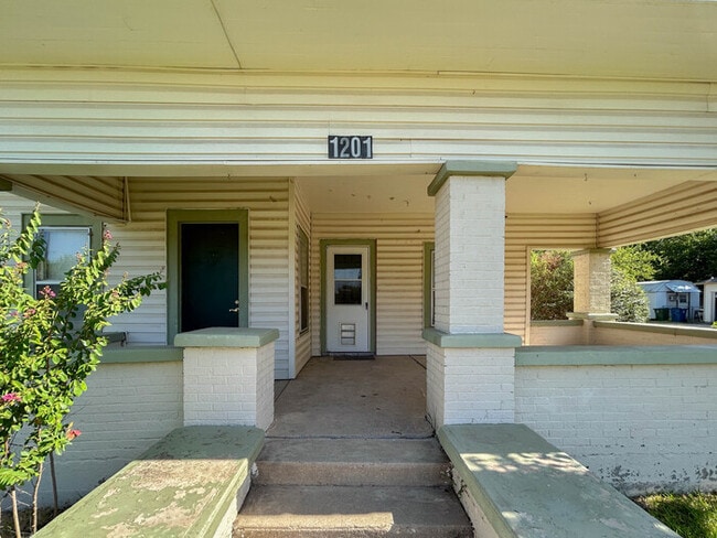 Photo - 1201 Bolivar St