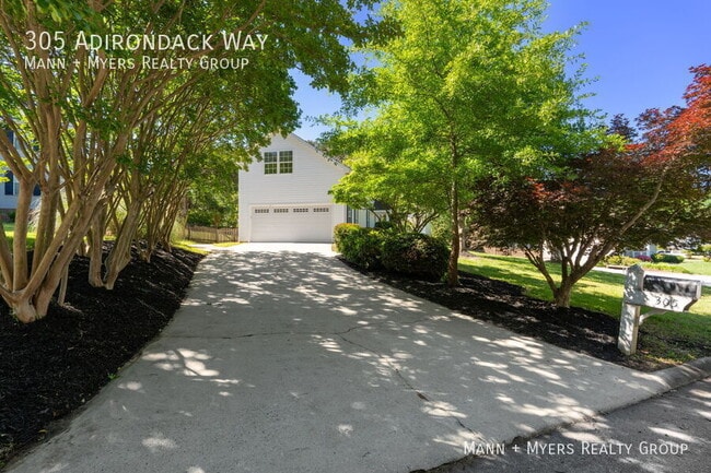 Photo - 305 Adirondack Way