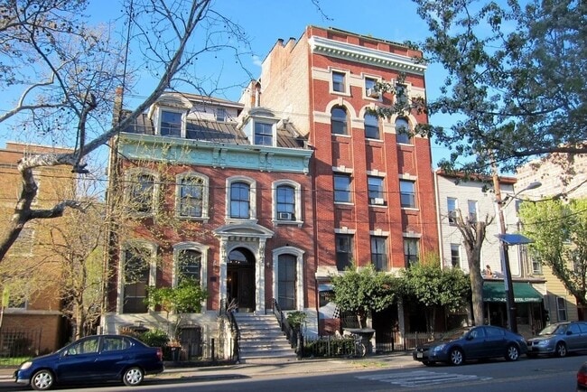 Building Photo - 174 Grand St Unit 3C