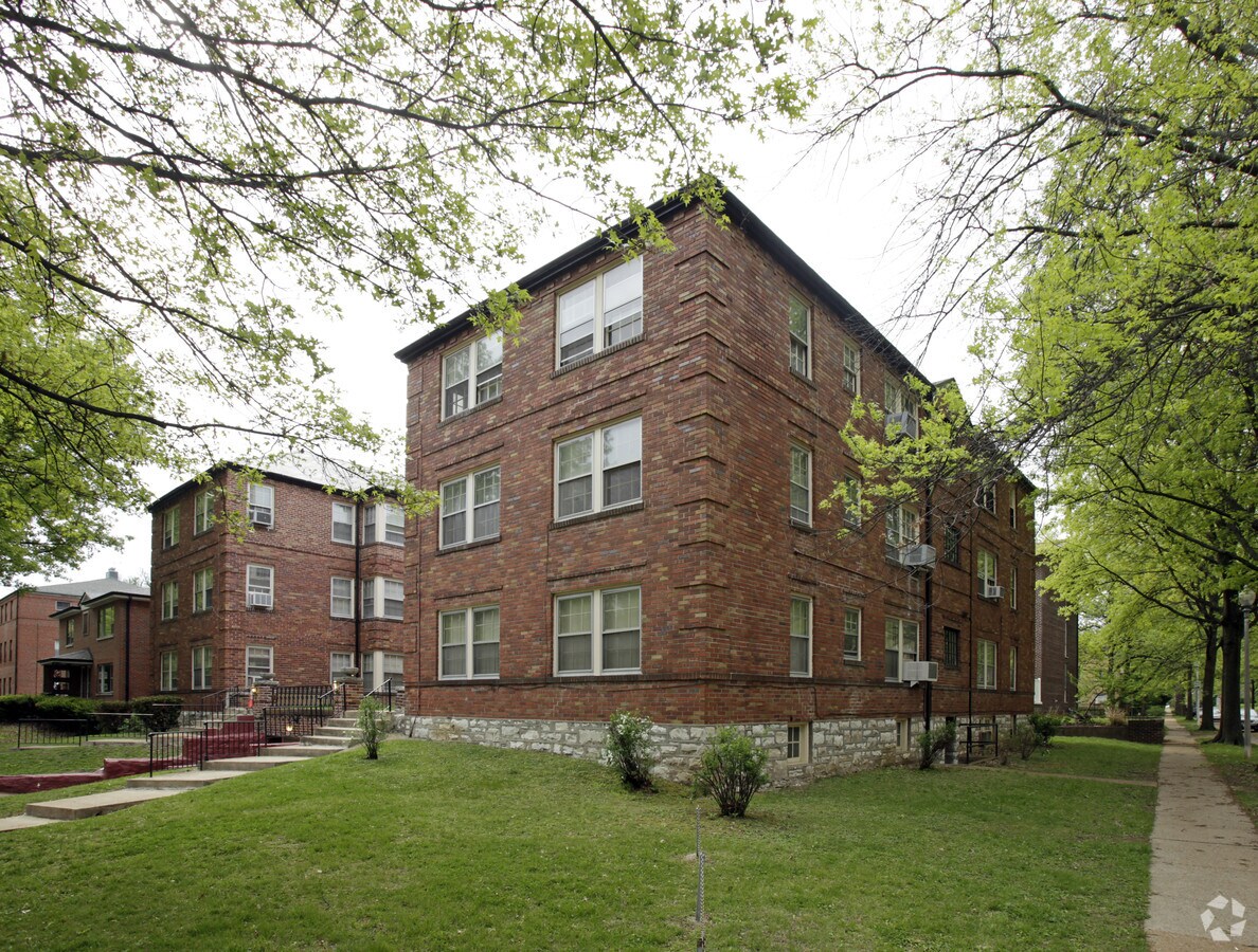 Photo - 7570-7572 Oxford Dr Apartments