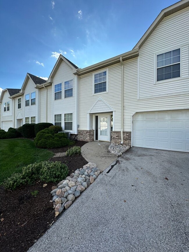 Photo - Spacious Townhouse Style Condo in Brookfield!