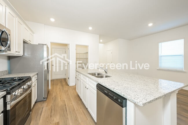 Photo - 2476 Lennox Rd SE