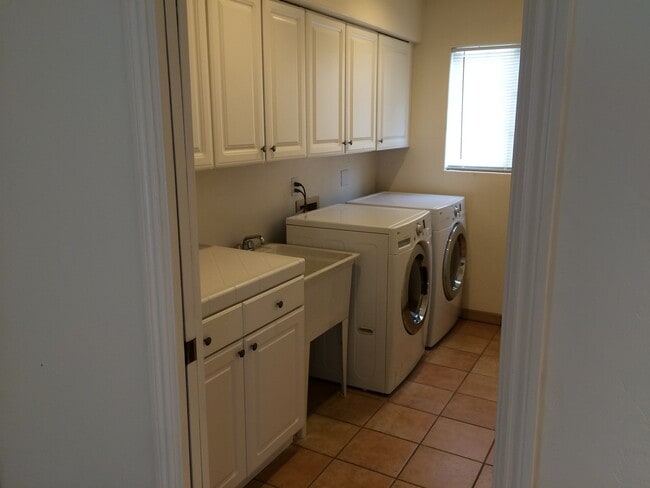 Building Photo - Great 3 Bedroom 3 Bath House in Monterey Fishermans Flats Neighborhood