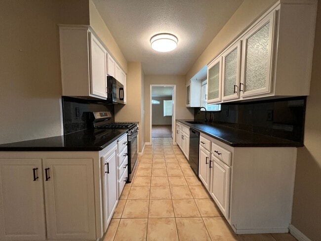 Photo - Charming Home With Detached Workshop And Studio!