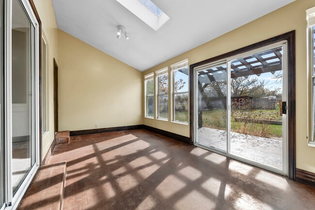 Photo - 283 W Clark St