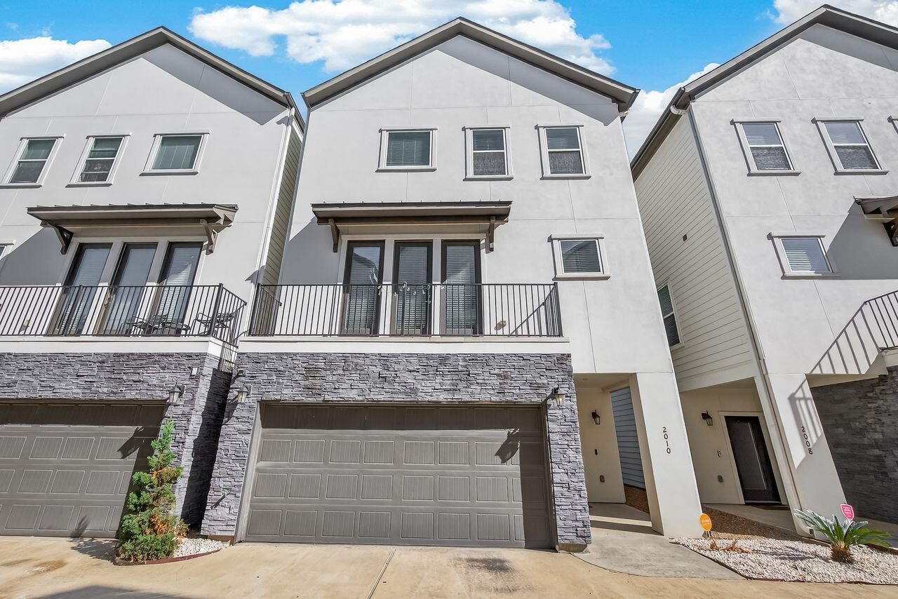 Photo - 2010 St Charles St