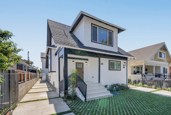 Building Photo - 678 E 45th St