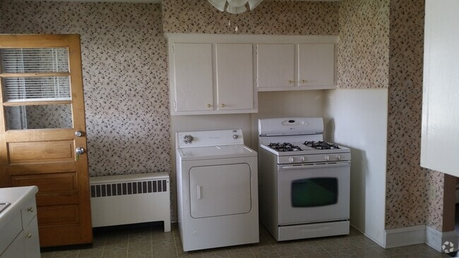 Building Photo - 38 E 7th St Unit Rear 38 East 7th st Rental