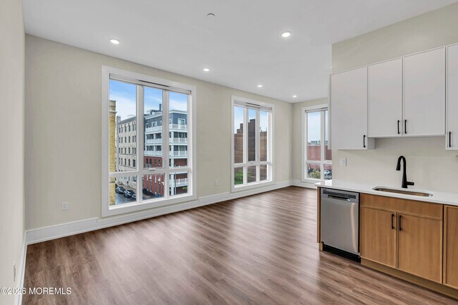 Photo - 527 Bangs Ave Unit 305