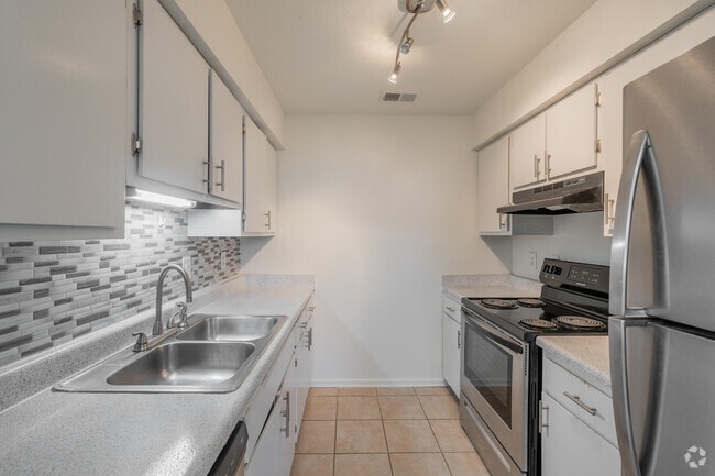 2BR, 1BA - 910SF - Kitchen - The Penn Warren