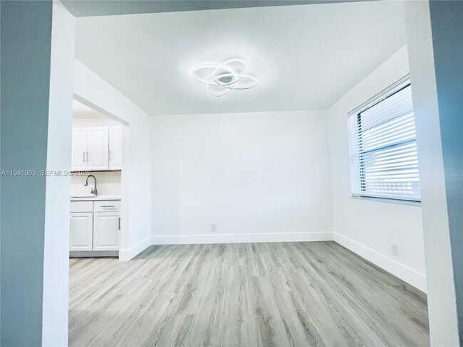 Photo - 500 NE 2nd St Unidad 420