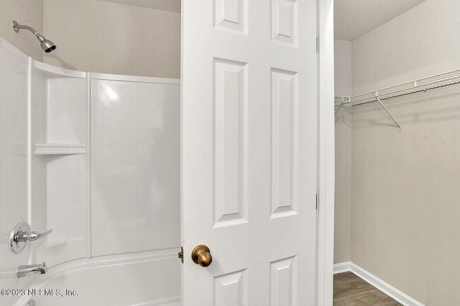 Photo - 723 James St