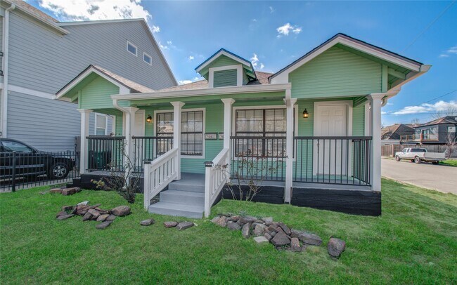 Photo - 702 E 25th St