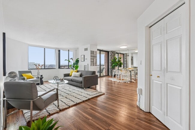 Building Photo - 530 Harmon Cove Tower Unit 530