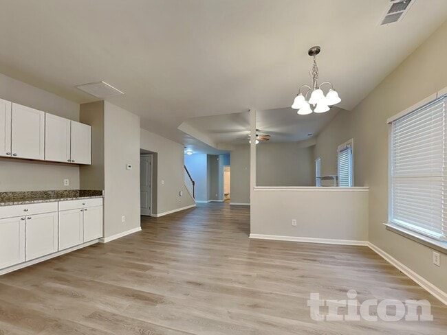 Photo - 821 Monroe Ct