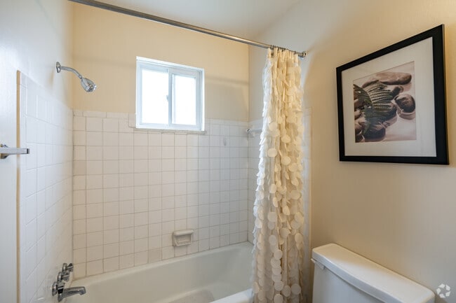 2BR, 1BA - 900SF - Bathroom - Eastlawn Arms Apartments