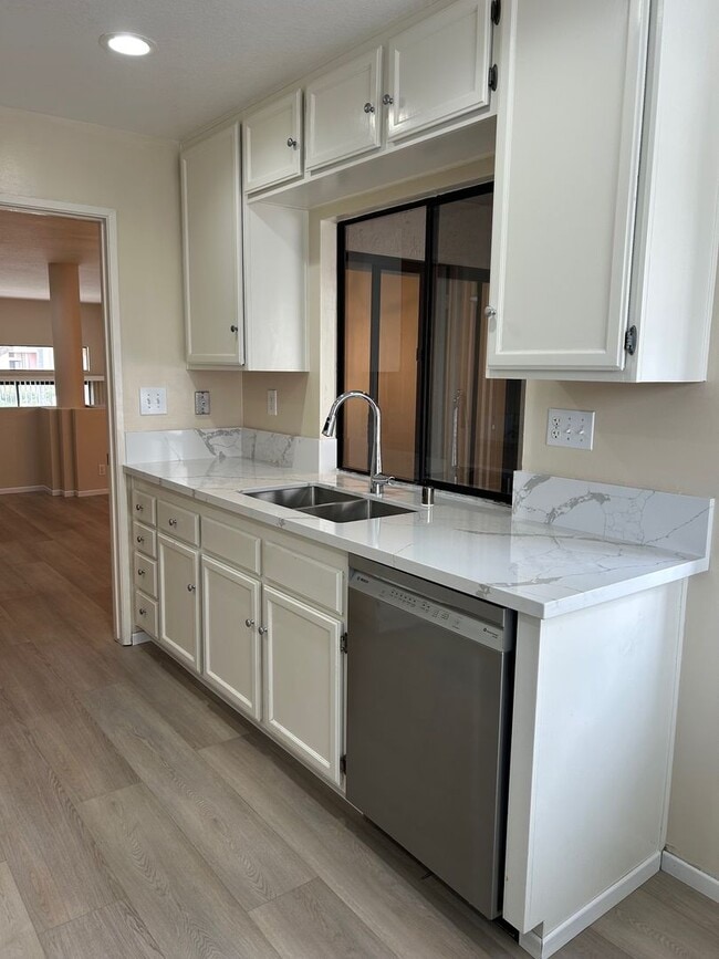 Photo - Bright, spacious townhouse located in UTC area, convenient to shopping and public transportation.